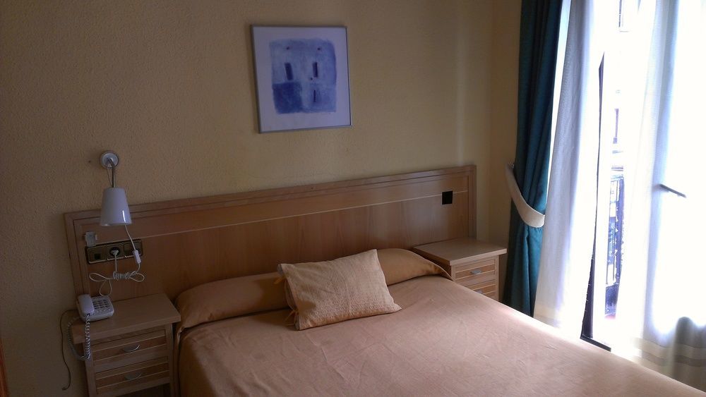 Hostal Cruz Sol Madrid Exterior photo