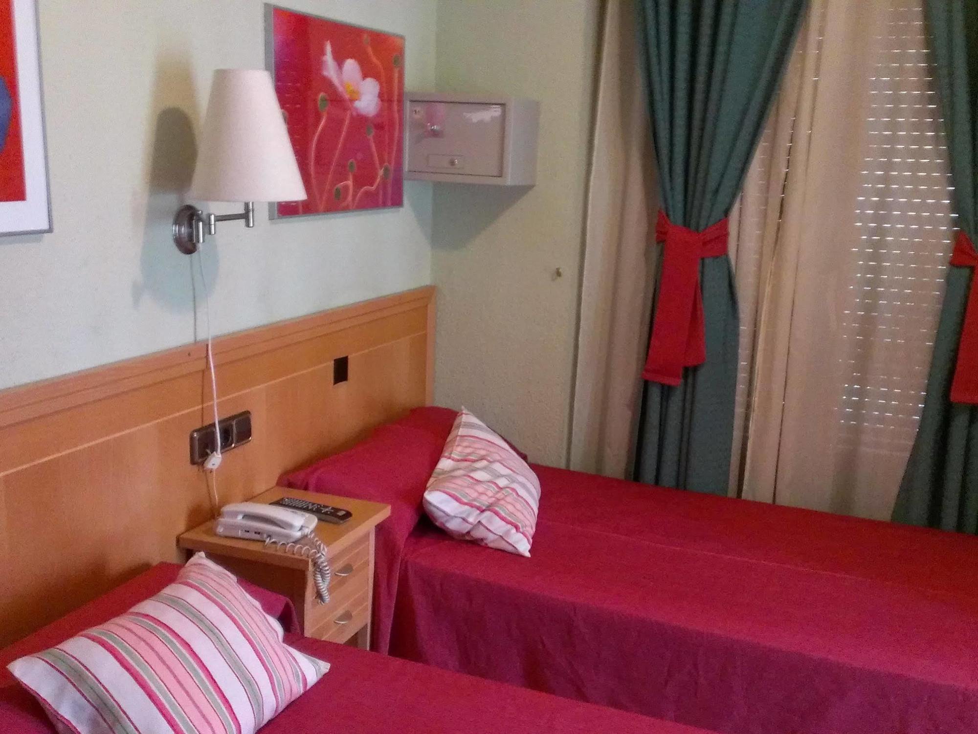Hostal Cruz Sol Madrid Exterior photo