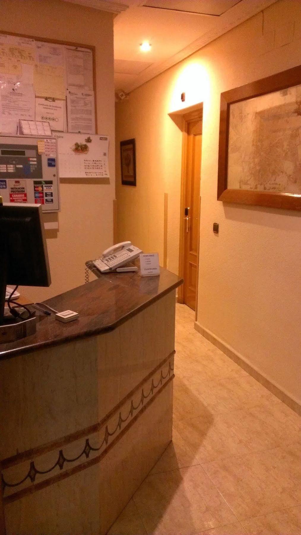 Hostal Cruz Sol Madrid Exterior photo