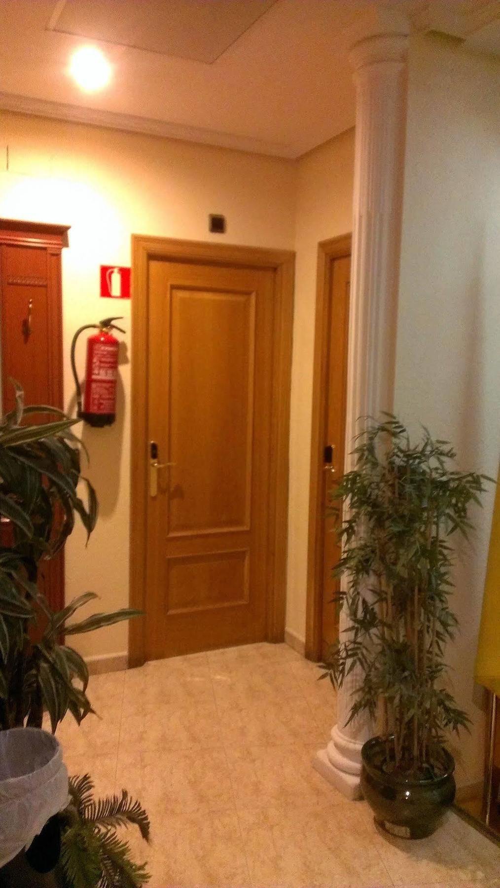 Hostal Cruz Sol Madrid Exterior photo