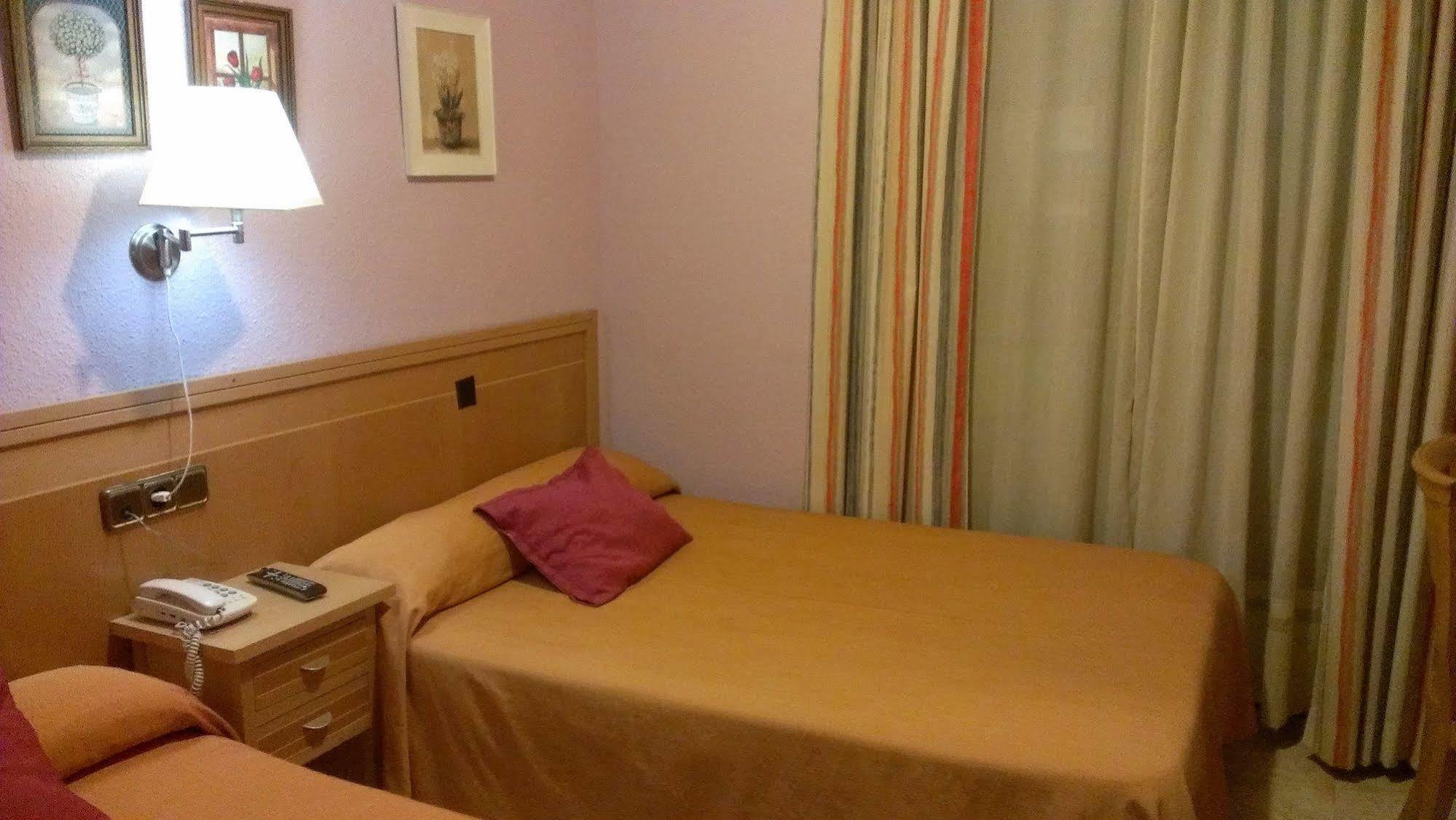 Hostal Cruz Sol Madrid Exterior photo